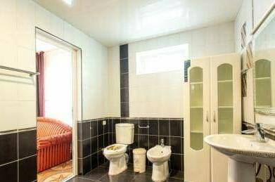 Большой «Комфорт» на 2—4 чел вид на садик