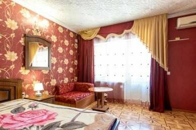 «Комфорт» на 2−3 чел с удобствами (зеленая зона)