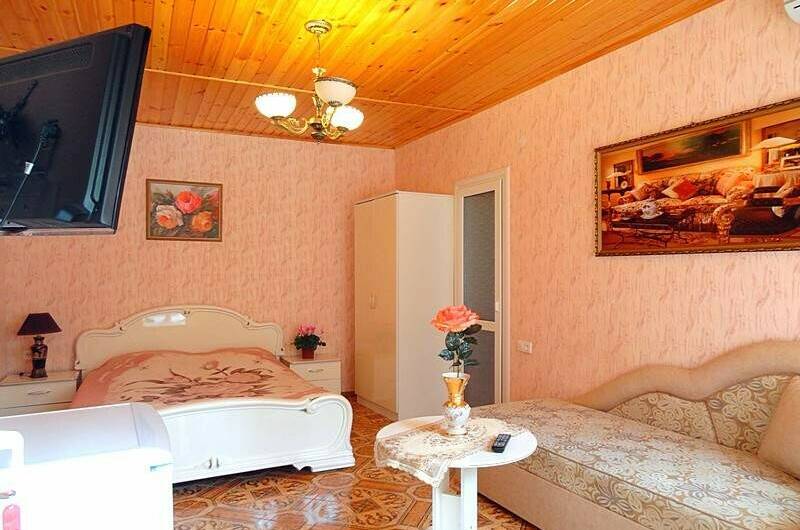 «Комфорт» на 2−4 чел с удобствами (зеленая зона)