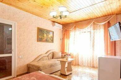 «Комфорт» на 2−4 чел с удобствами (зеленая зона)