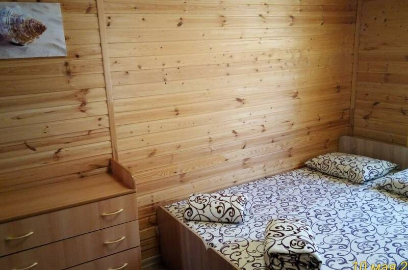 Комфортабельный домик № 8 (левая комната)