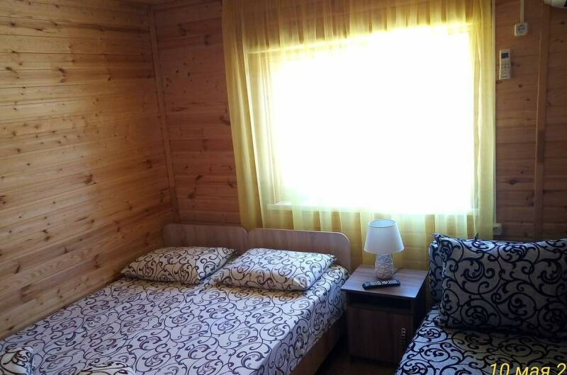 Комфортабельный домик № 8 (левая комната)