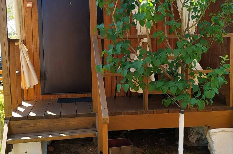 Комфортабельный домик № 9 (левая комната)