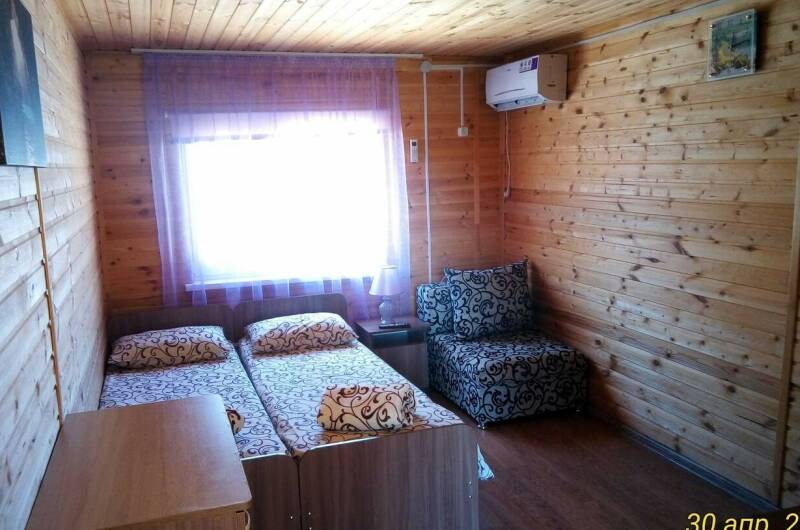 Комфортабельный домик № 9 (левая комната)