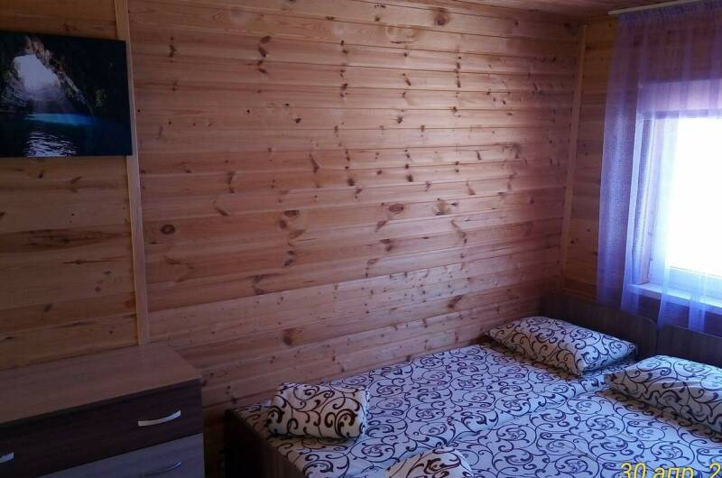 Комфортабельный домик № 9 (левая комната)