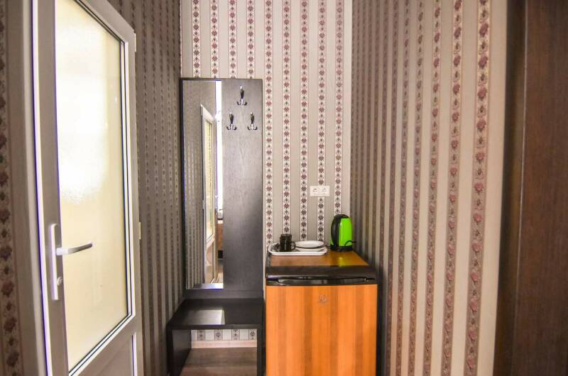 Трехместный стандарт с балконом, с видом во двор