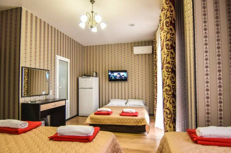 Пятиместный стандарт с балконом, с видом на улицу