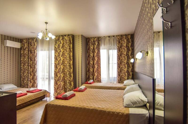 Пятиместный стандарт с балконом, с видом на улицу