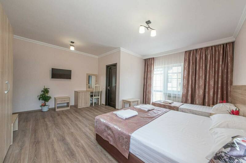 Люкс трехместный с балконом 2 корпус