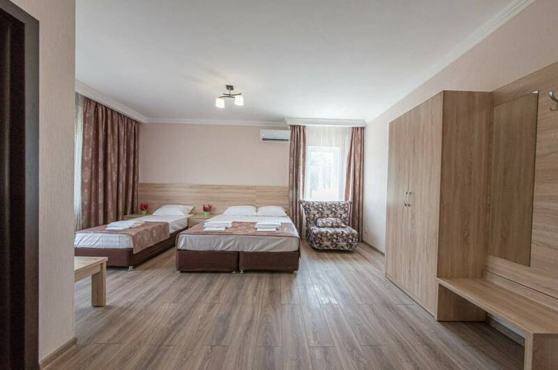 Люкс трехместный с балконом 2 корпус