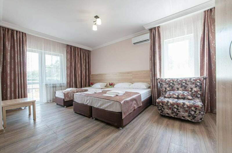 Люкс трехместный с балконом 2 корпус