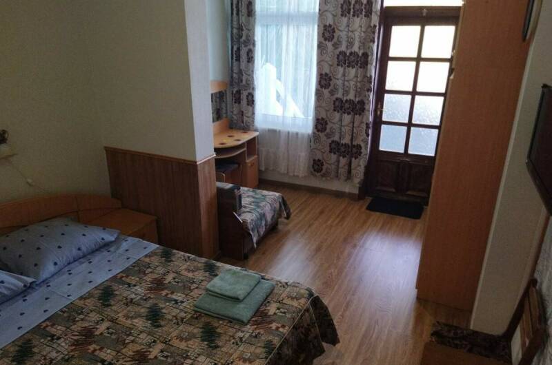 № 2 С выходом на общий балкон, боковой вид на море