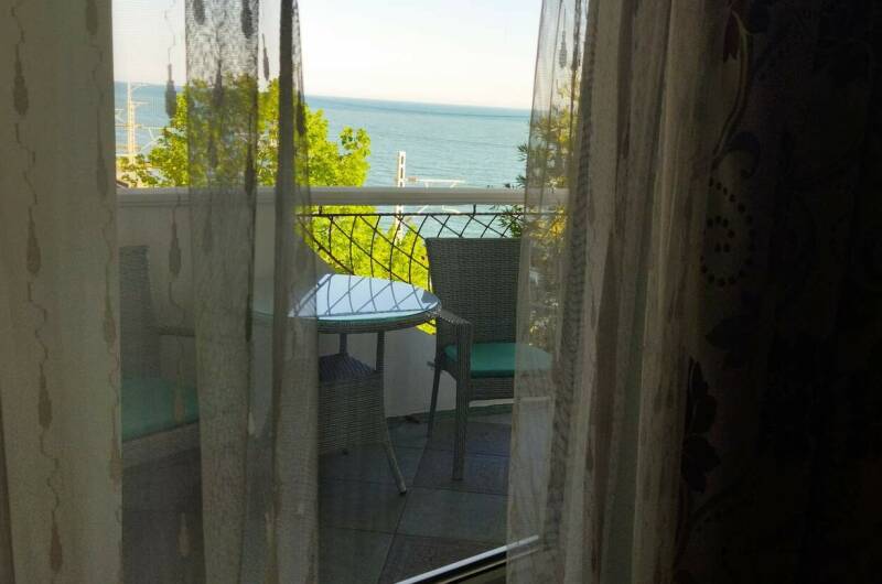 № 2 С выходом на общий балкон, боковой вид на море