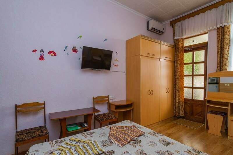 № 3 С выходом на общий балкон, боковой вид на море