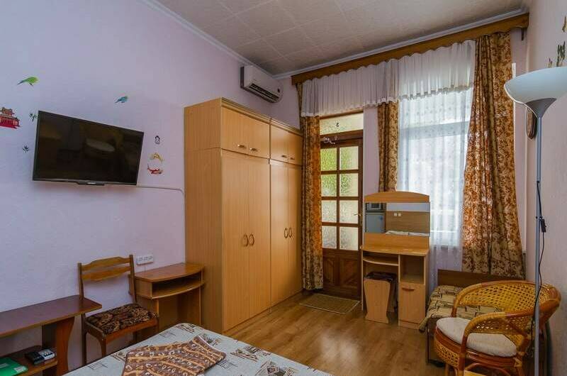 № 3 С выходом на общий балкон, боковой вид на море