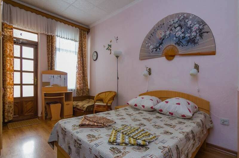 № 3 С выходом на общий балкон, боковой вид на море