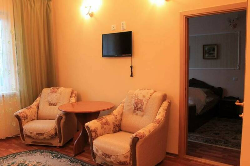 Двухкомнатный номер «Люкс» с двумя доп местами