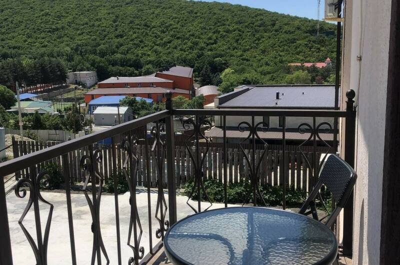 Трёхместный номер (балкон, вид на горы)