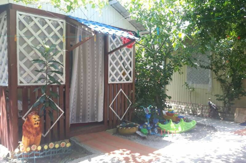 Двор 1- отдельный трех местный домик