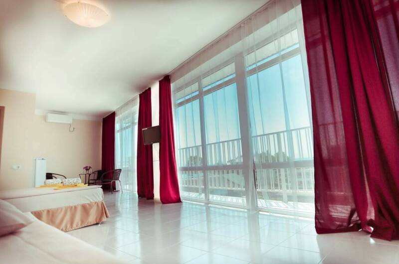 Трехместный номер с панорамными окнами