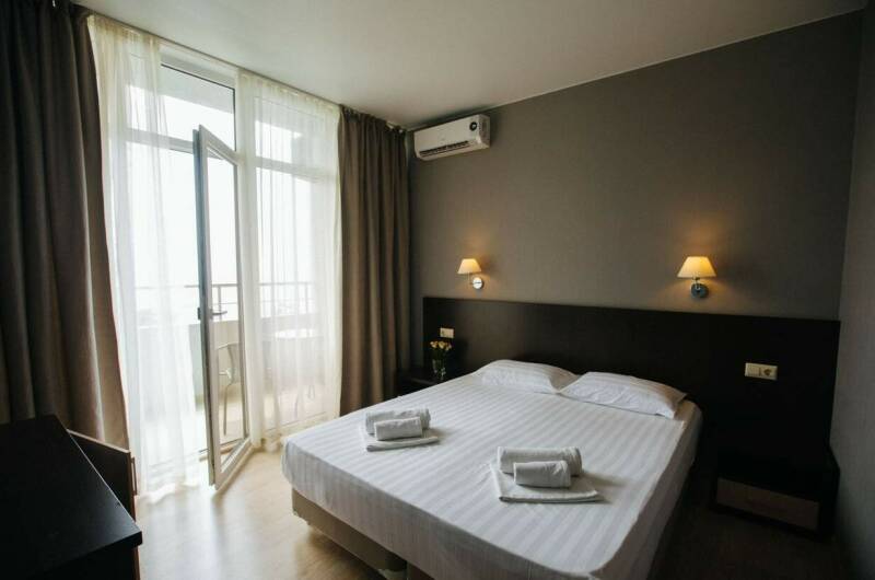 Двухместный с балконом и боковым видом на море