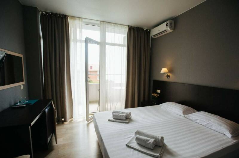 Двухместный с балконом и боковым видом на море