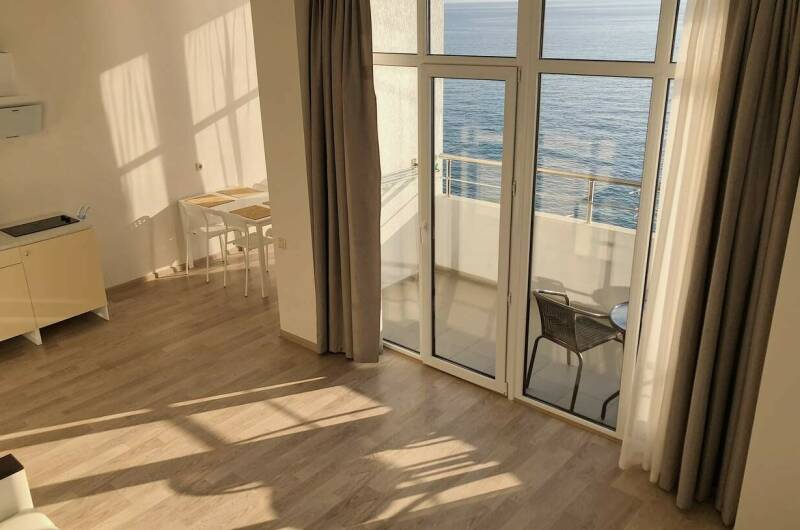 Двухкомнатный с балконом, панорамным видом на море