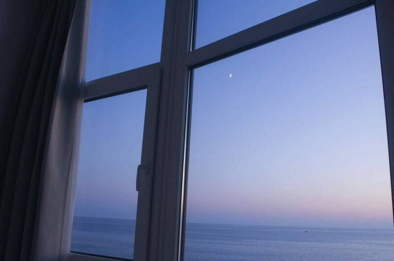 Двухкомнатный с балконом, панорамным видом на море