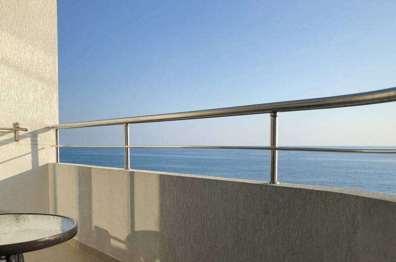 Двухкомнатный с балконом, панорамным видом на море