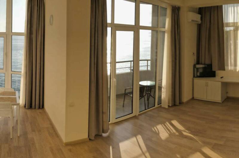 Двухкомнатный с балконом, панорамным видом на море