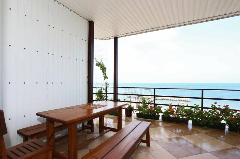 Апартаменты с террасой и балконом с видом на море