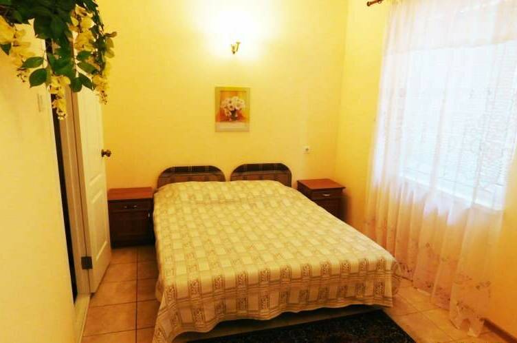 Двухкомнатные апартаменты с кухней и двориком