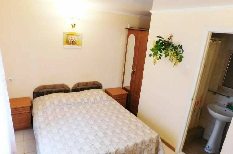 Двухкомнатные апартаменты с кухней и двориком