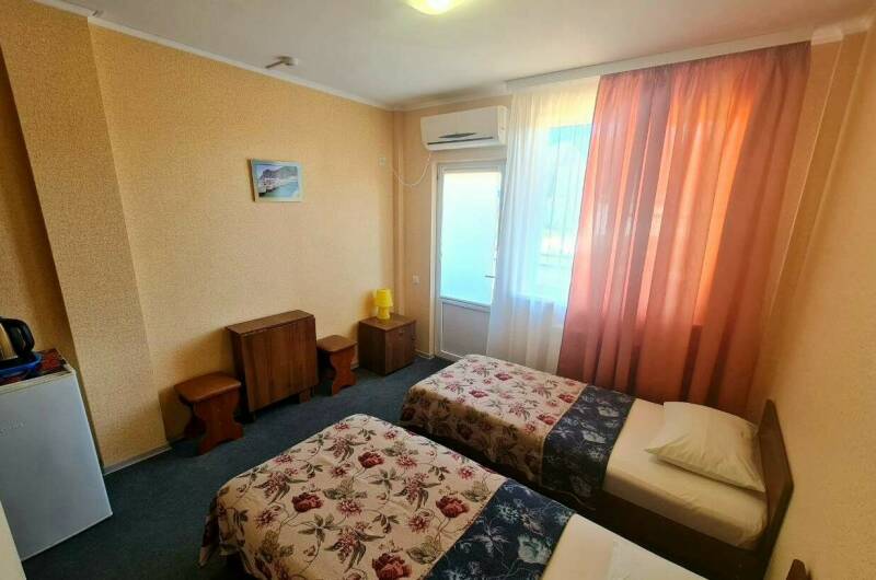 2-х мест. номер. Разд. кровати вид, во двор (лес)