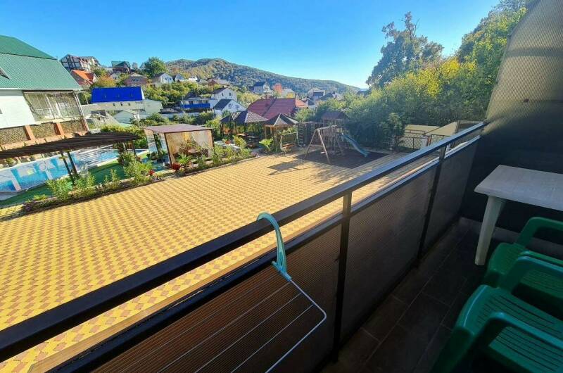 2-х мест. номер. Разд. кровати вид, во двор (лес)