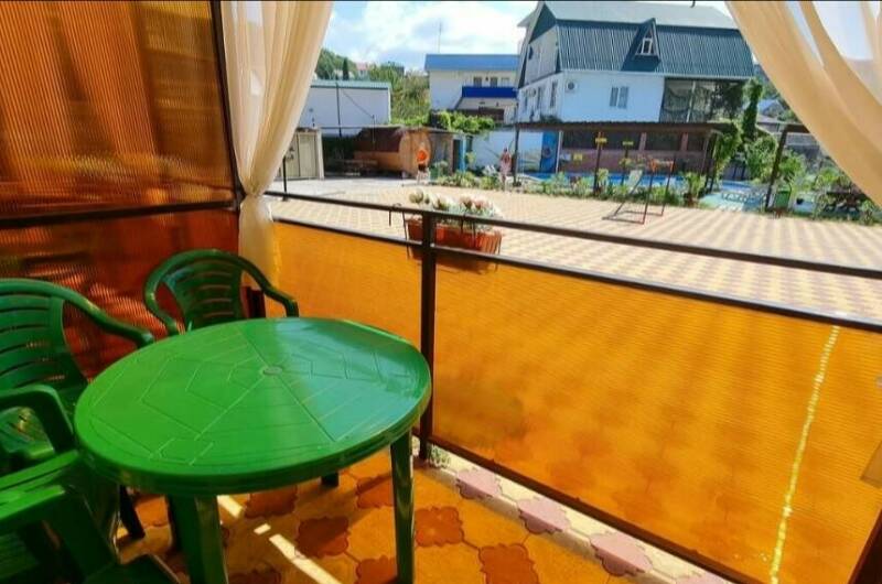 Четырехместный (первый этаж) с балконом. Вид двор