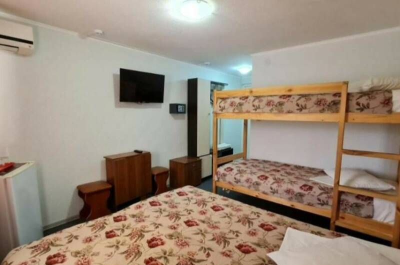 Четырехместный (первый этаж) с балконом. Вид двор