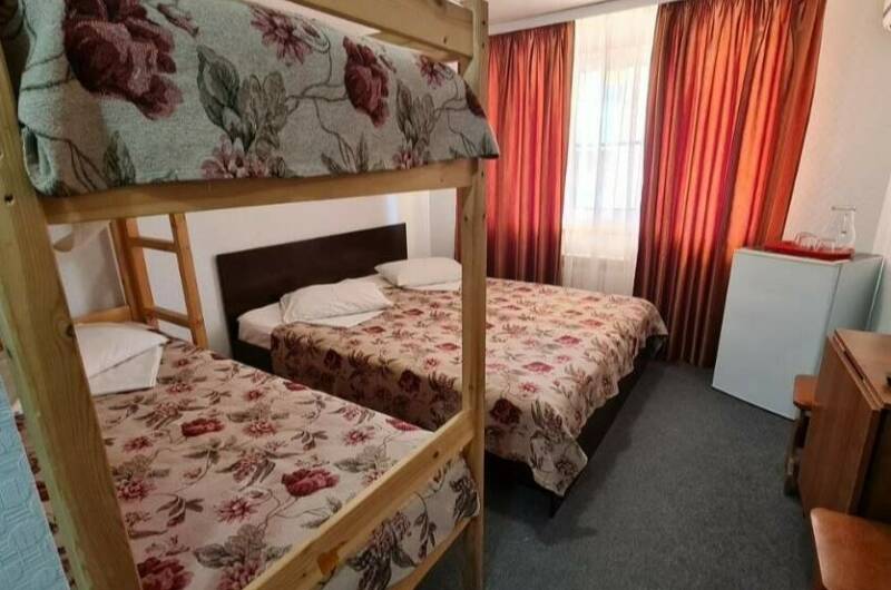 Четырехместный (первый этаж) с балконом. Вид двор