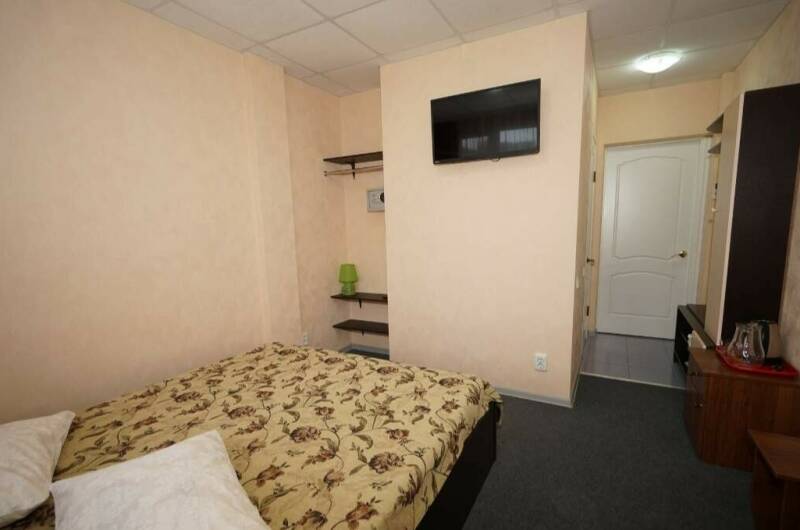 2-х мест. номер. Двуспальная кр. Вид во двор (лес)