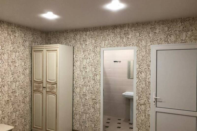 Отдельный дом с удобствами с кухней и балконом