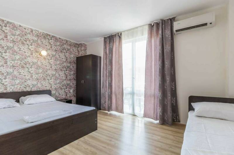 Трехместный номер Стандарт с балконом