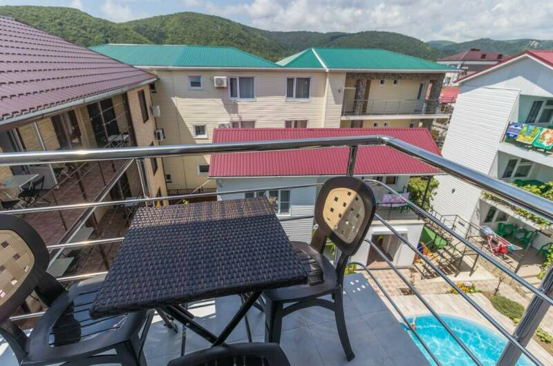 Трехместный номер Стандарт с балконом