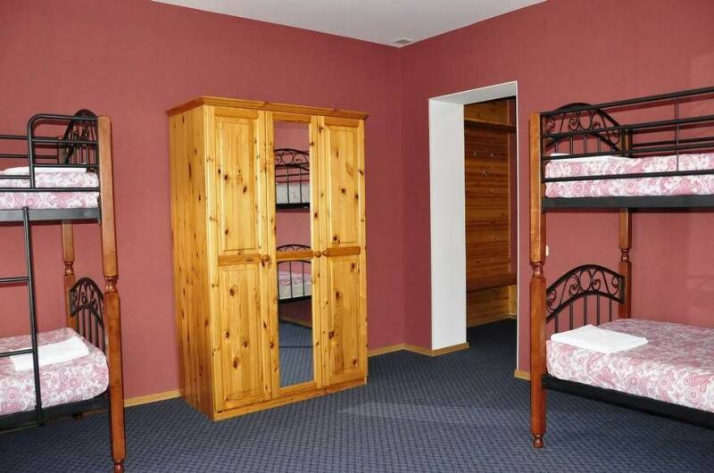 6-ти местный номер "Гранатовый"