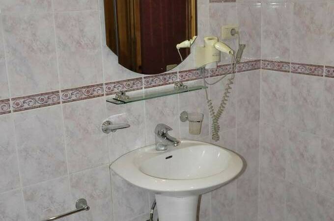 6-ти местный номер "Гранатовый"