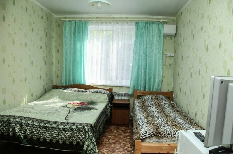 Комната на троих