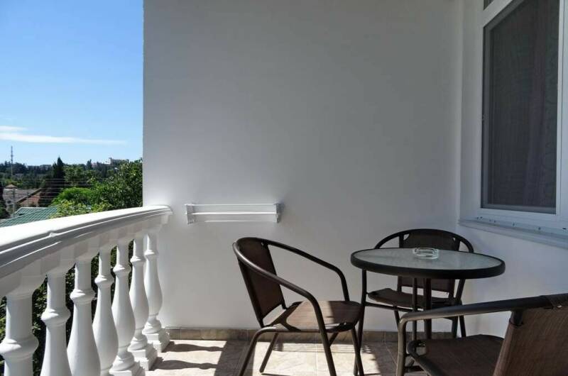 Трехместный номер с балконом