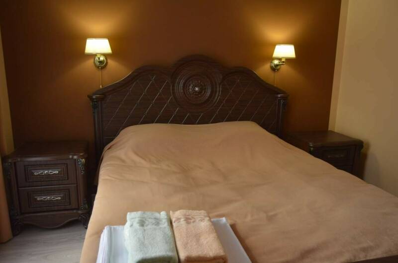 Семейная комната с перегородкой и кухней 2−4 чел