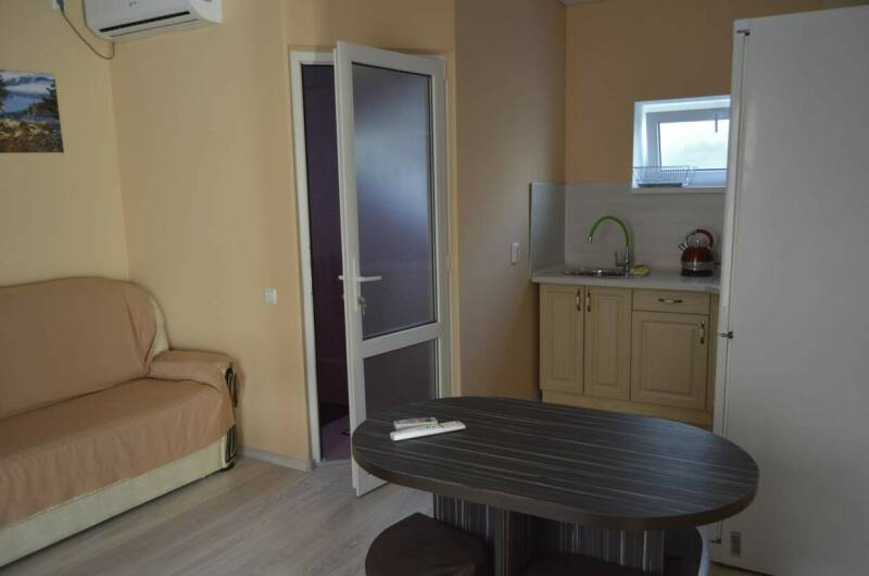 Семейная комната с перегородкой и кухней 2−4 чел