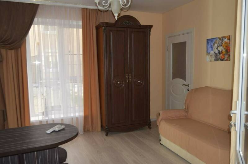 Семейная комната с перегородкой и кухней 2−4 чел