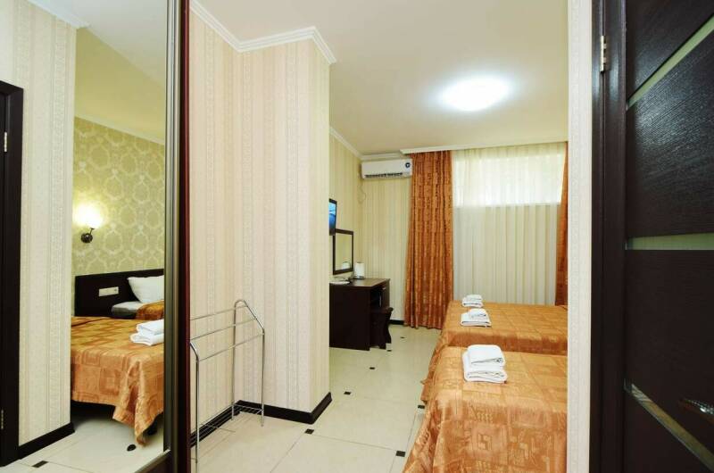 Трехместный номер без балкона на цоколе